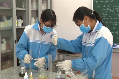Đắk Nông: Hai em học sinh điều chế dung dịch diệt khuẩn góp phần phòng chống dịch Covid -19