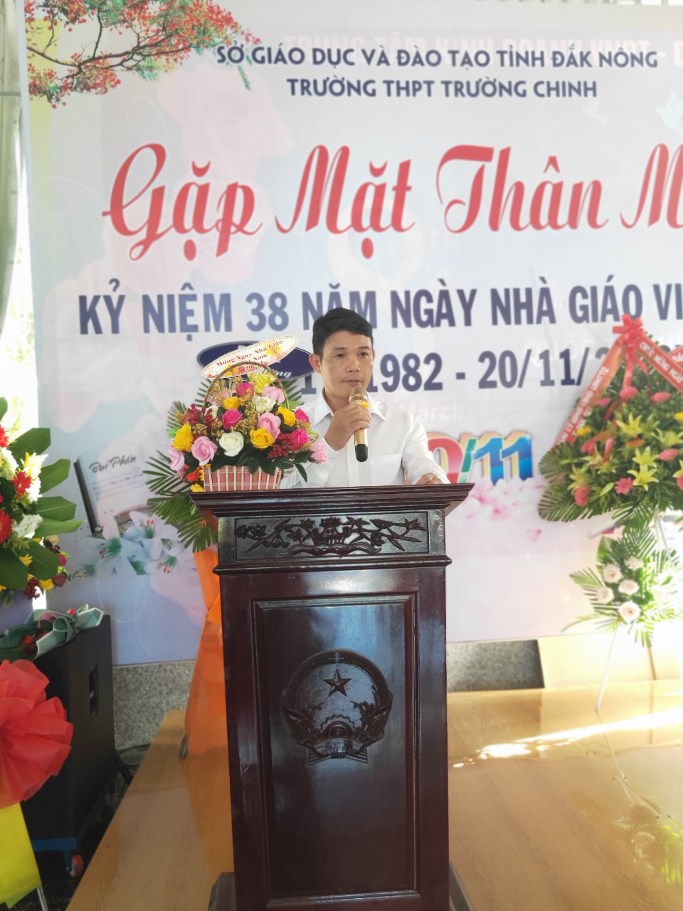 Trường THPT Trường Chinh tổ chức buổi gặp mặt thân mật cho cán bộ công nhân viên nhà trường nhân ngày Nhà giáo Việt Nam 20.11