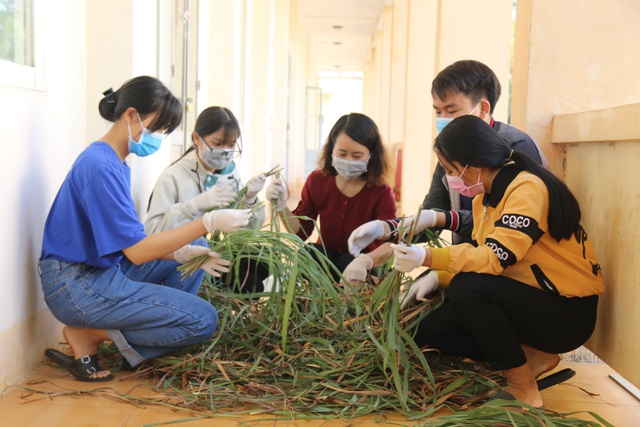 Hai nữ sinh lớp 11 trường THPT Trường Chinh chế dung dịch sát khuẩn từ loại cây mọc dại