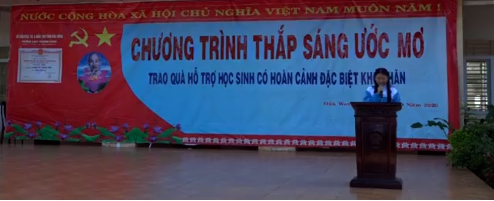 Trao 21 xuất học bổng cho học sinh nghèo vượt khó tại Trường THPT Trường Chinh